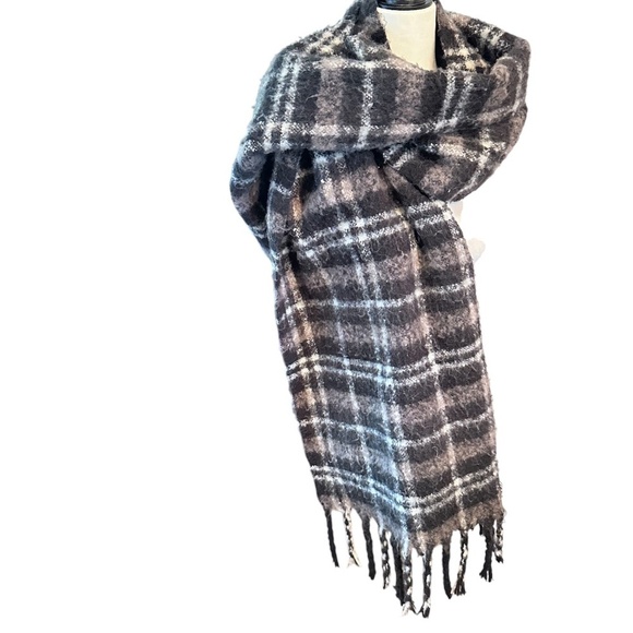 STEVE  MADDEN COZY OVERSIZED FUZZY PLAID SCARF WITH FRINGE DETAIL - Picture 1 of 7